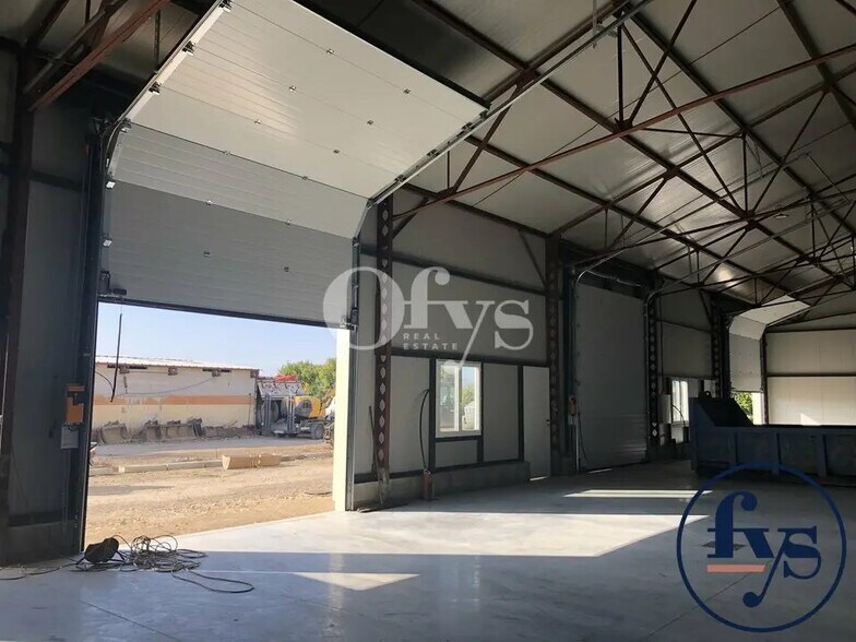 Local d’activités dans Saint-Bonnet-de-Mure à louer - Photo de l’immeuble – Image 2 sur 5