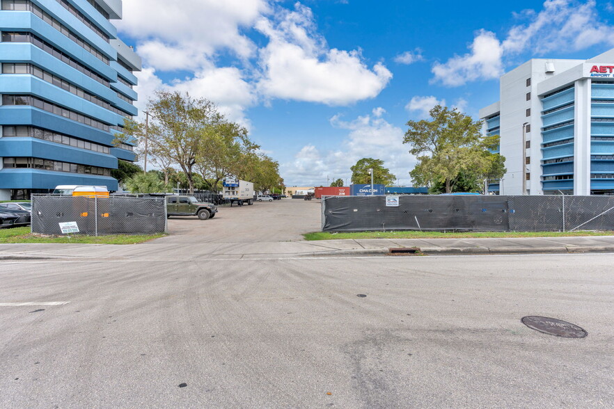 7240 NW 12th St, Miami, FL à louer - Photo de l’immeuble – Image 2 sur 21