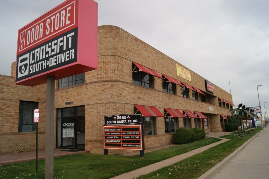 2555 S Santa Fe Dr, Denver, CO à louer - Photo de l’immeuble – Image 3 sur 17