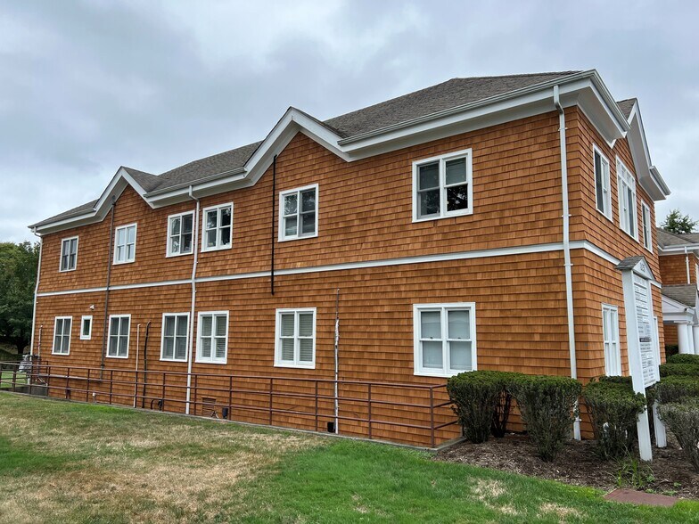 325 Meeting House Ln, Southampton, NY à louer - Photo de l’immeuble – Image 3 sur 4