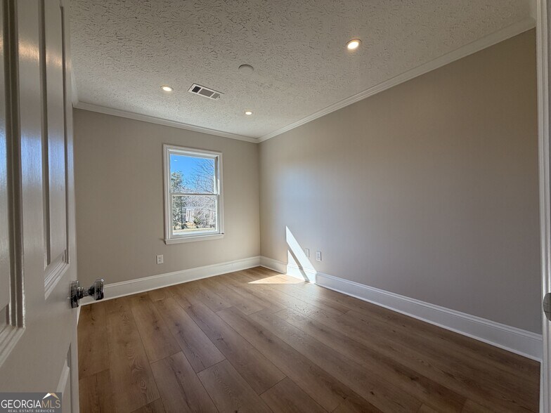 1165 Cedar Shoals Dr, Athens, GA à vendre - Photo de l’immeuble – Image 2 sur 31