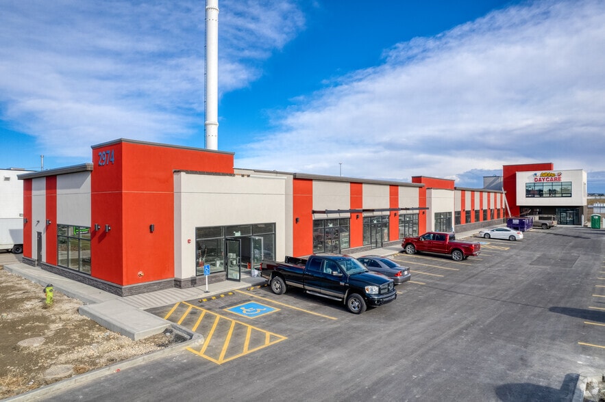 2974 Main St SE, Airdrie, AB à louer - Photo principale – Image 2 sur 27