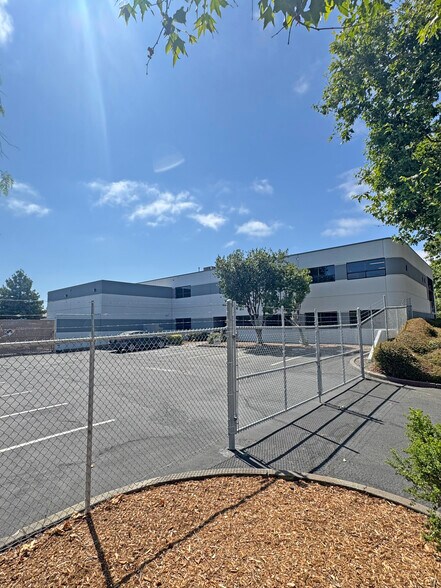 3250 Dutton Ave, Santa Rosa, CA à louer - Photo de l’immeuble – Image 2 sur 4