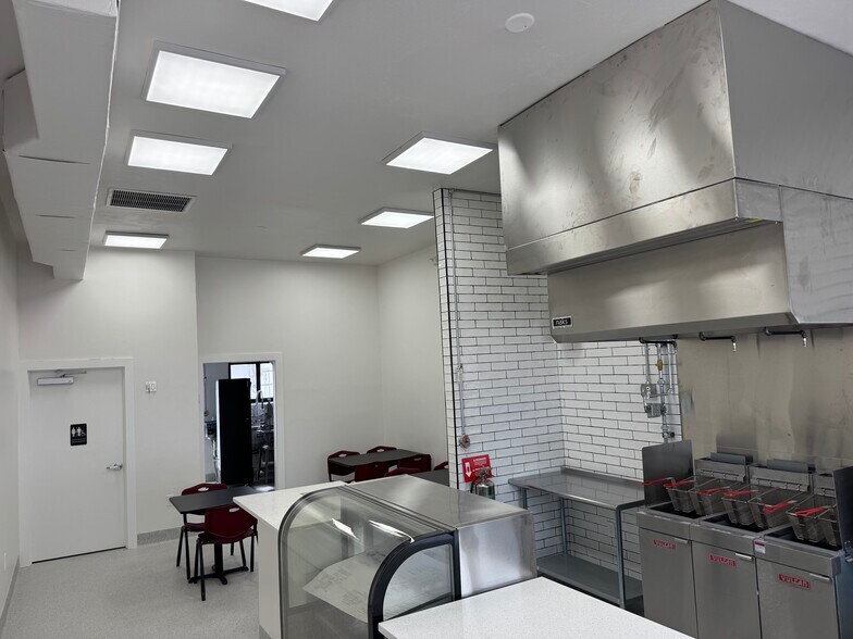 730-732 Belvedere Rd, West Palm Beach, FL à louer - Photo de l’immeuble – Image 1 sur 4