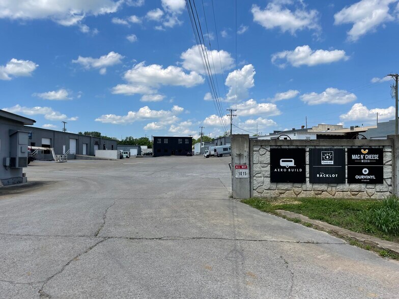 1015 W Kirkland Ave, Nashville, TN à louer - Photo de l’immeuble – Image 2 sur 5