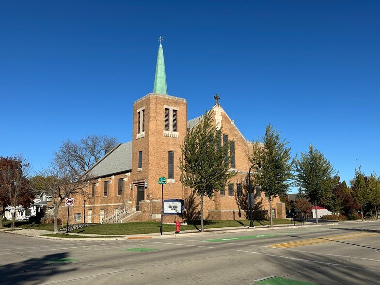 1642 S 77th St, West Allis, WI à vendre - Photo de l’immeuble – Image 2 sur 10