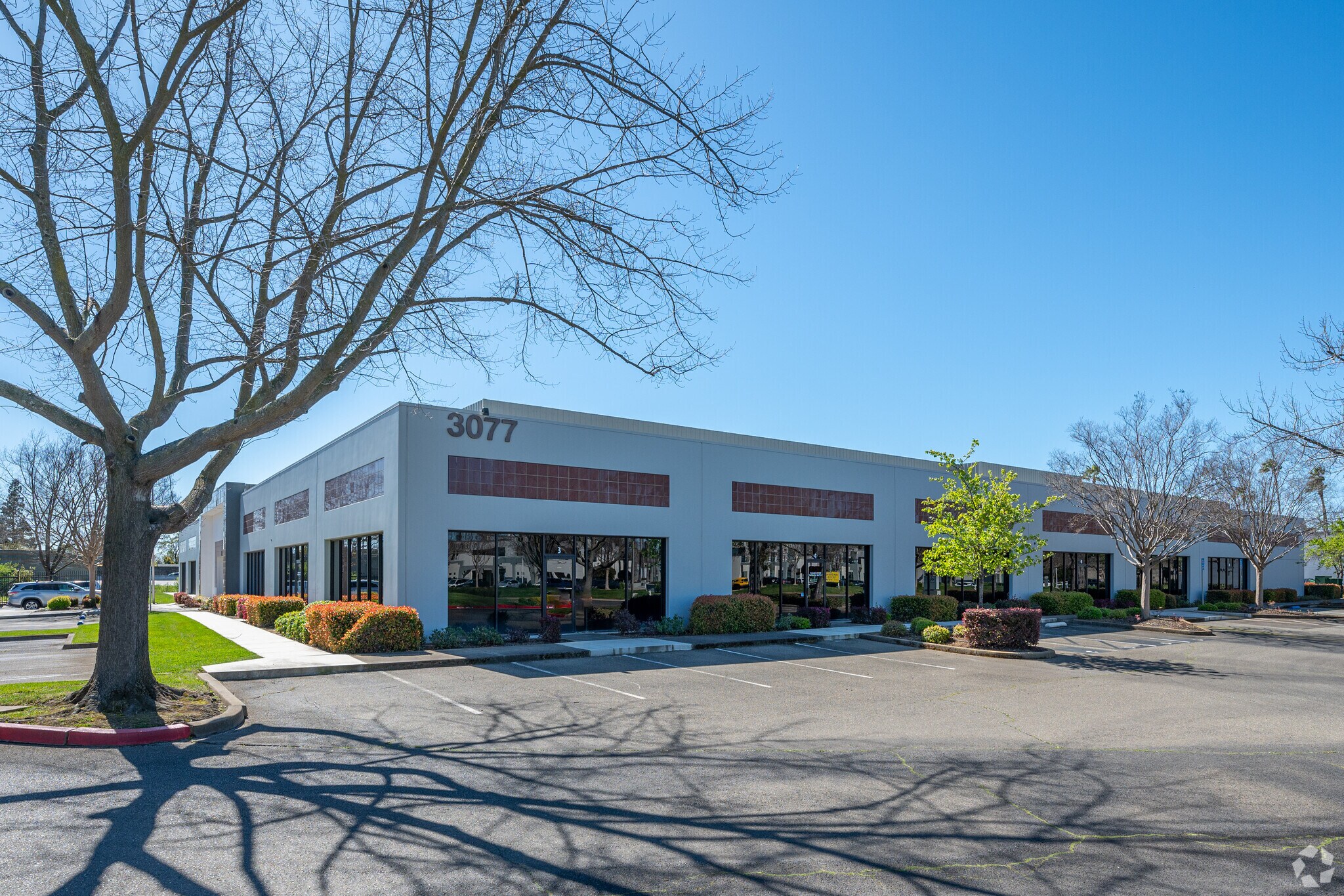 3077 Fite Cir, Sacramento, CA à louer Photo de l’immeuble– Image 1 sur 7