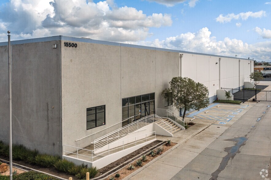 15500 Phoebe Ave, La Mirada, CA à louer - Photo principale – Image 1 sur 20