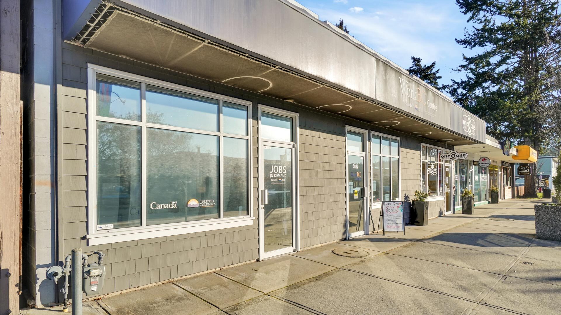 5672 Cowrie St, Sechelt, BC à louer Photo principale– Image 1 sur 25