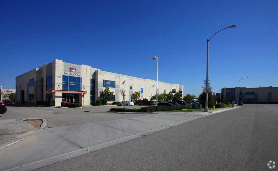 1353 Walker Ln, Corona, CA à louer - Photo de l’immeuble – Image 3 sur 4
