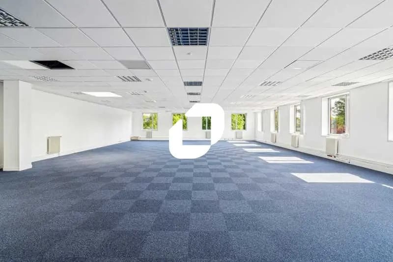 Local d’activités dans Villepinte à louer - Photo de l’immeuble – Image 2 sur 13