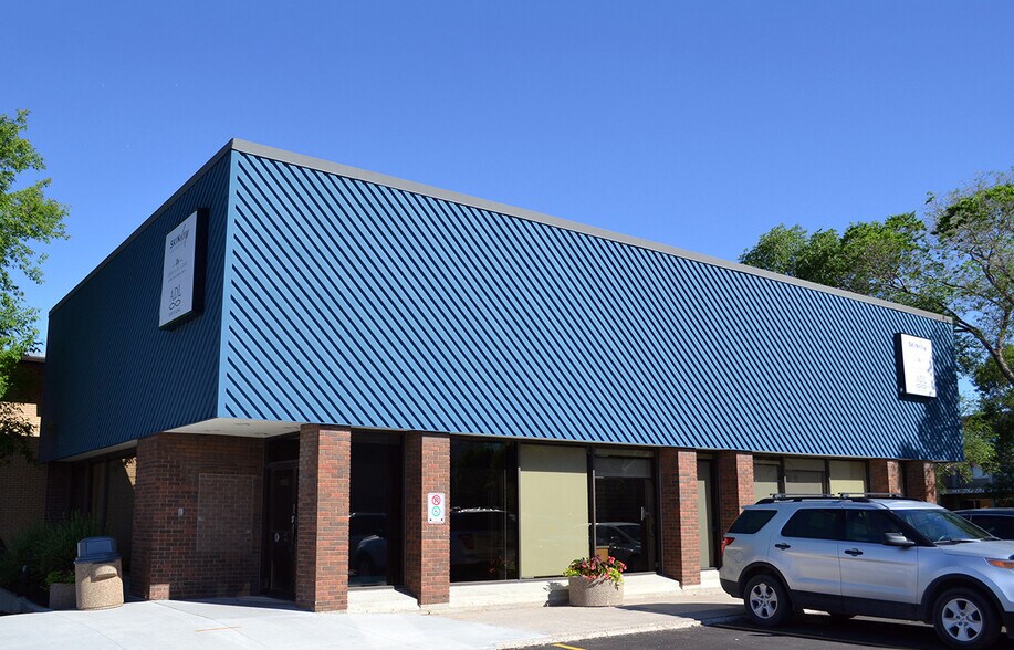1068 Henderson Hwy, Winnipeg, MB à louer - Photo principale – Image 1 sur 12