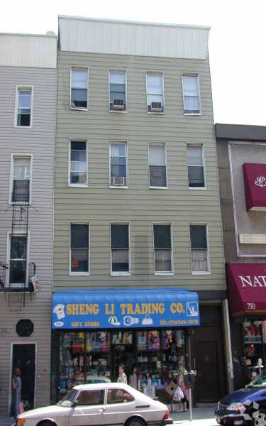 754 Manhattan Ave, Brooklyn, NY à louer Photo principale– Image 1 sur 2