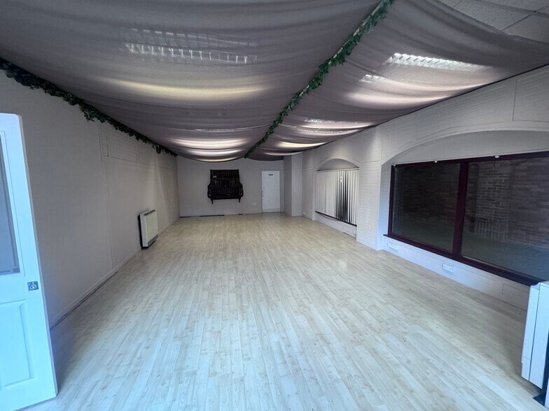 Priory Sq, Salisbury à louer - Photo de l’immeuble – Image 3 sur 6