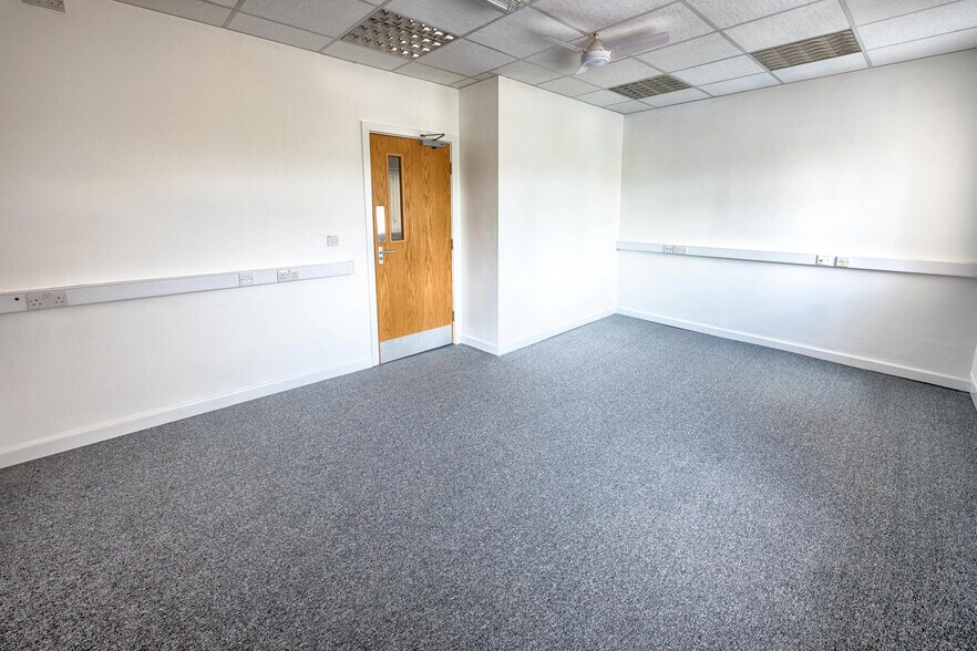 New Hall Hey Rd, Rossendale à louer - Photo de l’immeuble – Image 3 sur 34