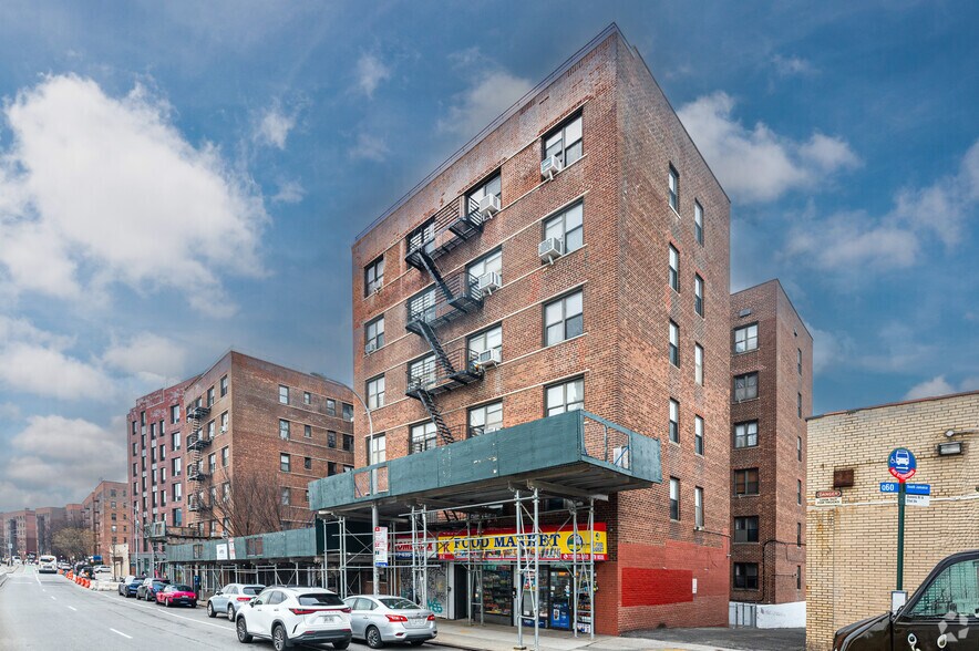 92-40 Queens Blvd, Rego Park, NY à louer - Photo de l’immeuble – Image 1 sur 5