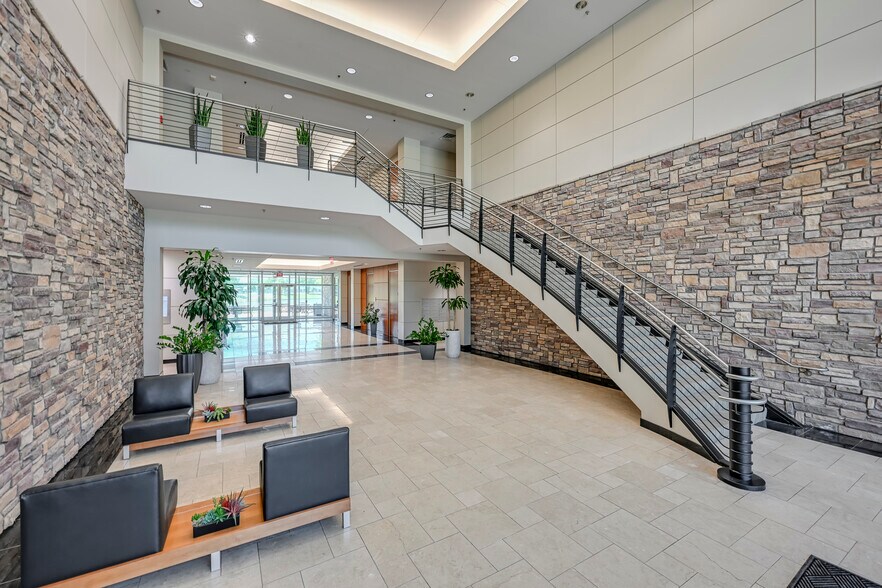 2850 Lake Vista Dr, Lewisville, TX à louer - Photo de l’immeuble – Image 3 sur 9