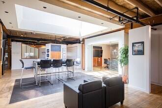 353-355 Water St, Vancouver, BC à louer Photo intérieure– Image 2 sur 13