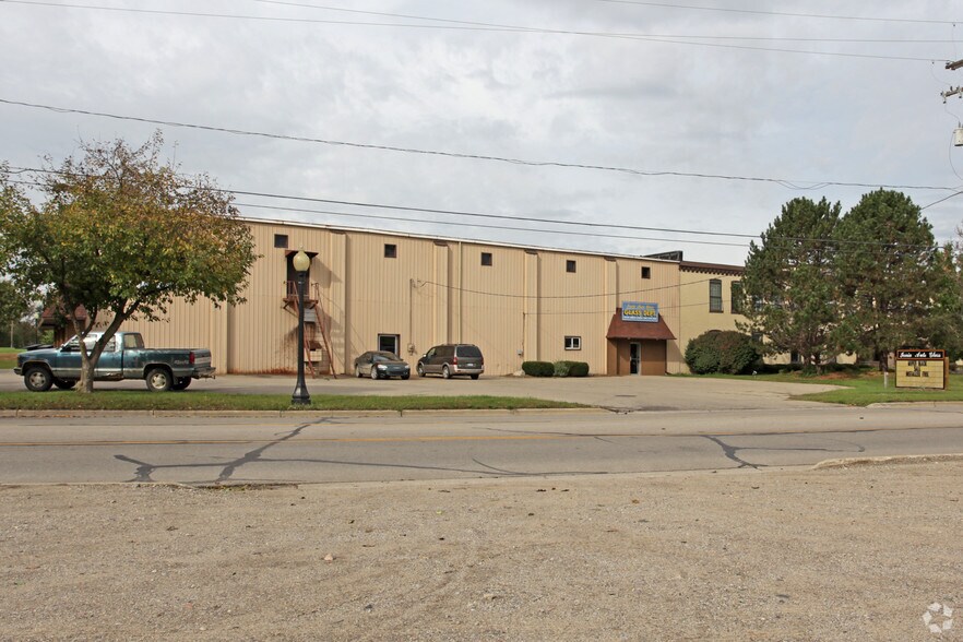 420 S Steele St, Ionia, MI à louer - Photo de l’immeuble – Image 2 sur 2