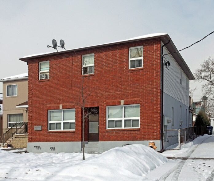 18 Cavell Ave, Toronto, ON à vendre - Photo de l’immeuble – Image 2 sur 2