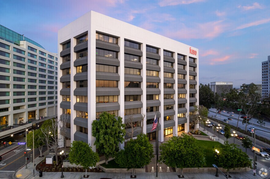 700 N Central Ave, Glendale, CA à louer - Photo de l’immeuble – Image 2 sur 11