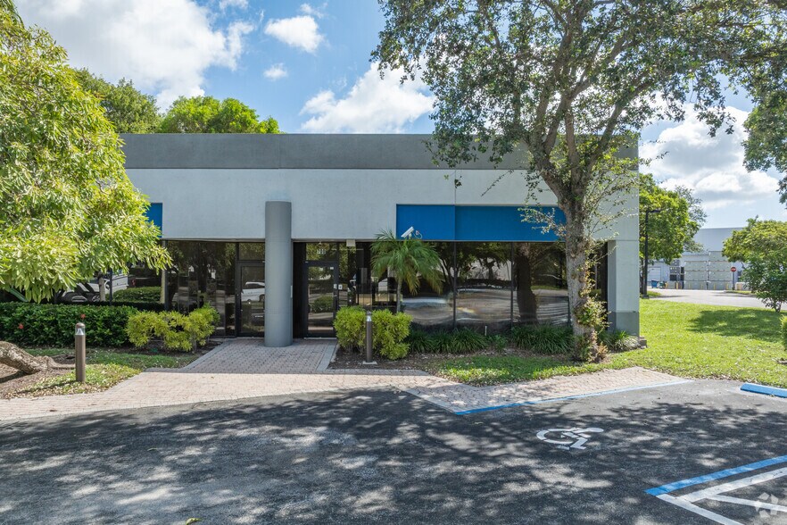 2100 Park Central Blvd N, Pompano Beach, FL à louer - Photo de l’immeuble – Image 3 sur 7
