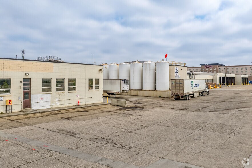 13944 Yellowhead Trl, Edmonton, AB à louer - Photo principale – Image 1 sur 6