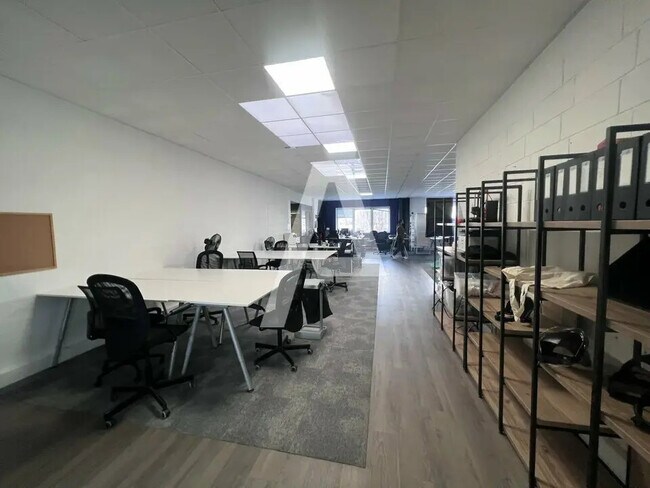 Plus de détails pour Local d'activités à louer