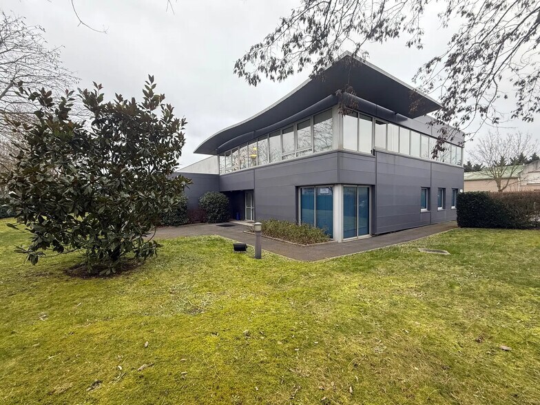 Local d'activités dans Le Plessis-Bouchard à vendre - Photo de l’immeuble – Image 1 sur 8