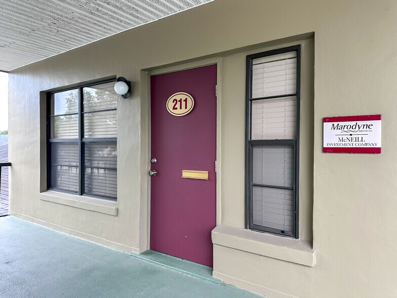 2000 E Edgewood Dr, Lakeland, FL à louer - Photo de l’immeuble – Image 3 sur 12