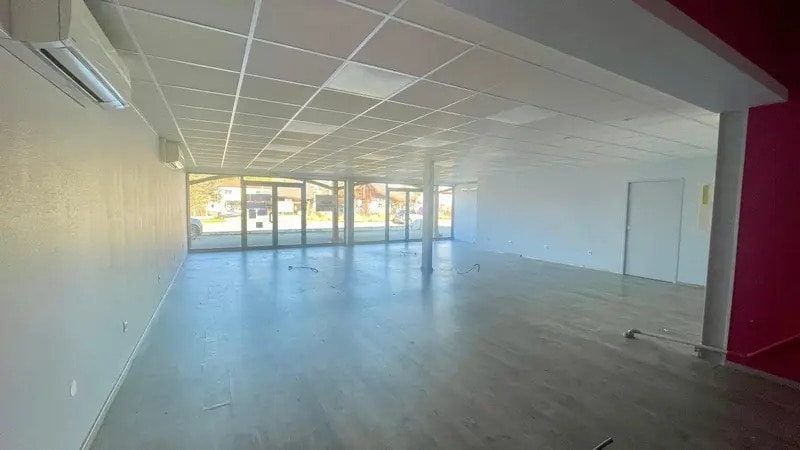 Local commercial dans Saint-Denis-lès-Bourg à louer - Photo intérieure – Image 1 sur 6