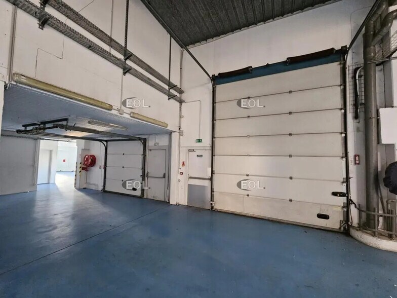 Local d’activités dans Ivry-sur-Seine à louer - Photo de l’immeuble – Image 3 sur 11