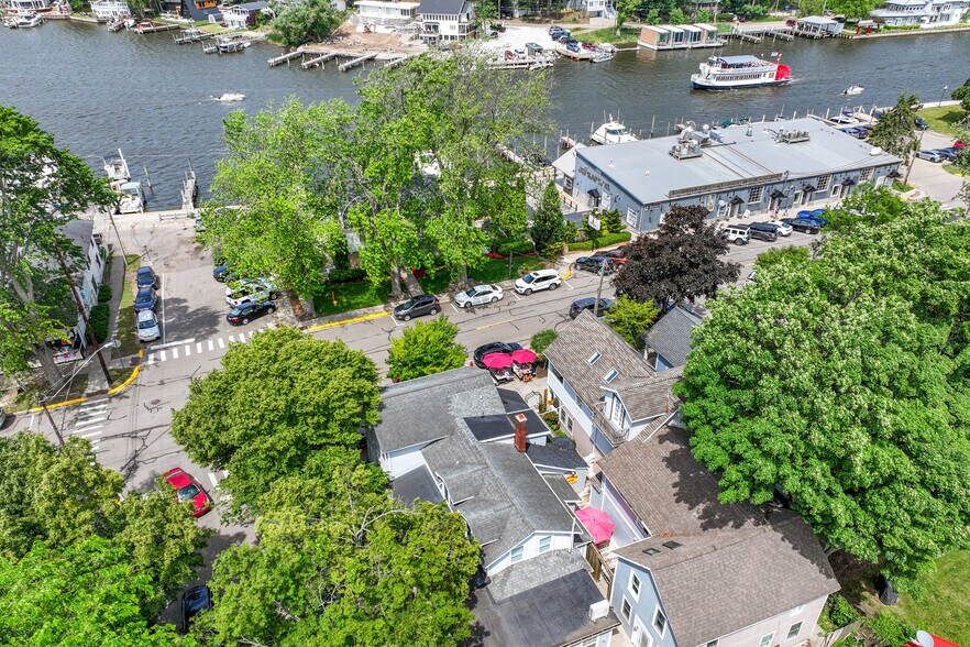 311 Water St, Saugatuck, MI à vendre - Photo de l’immeuble – Image 3 sur 26