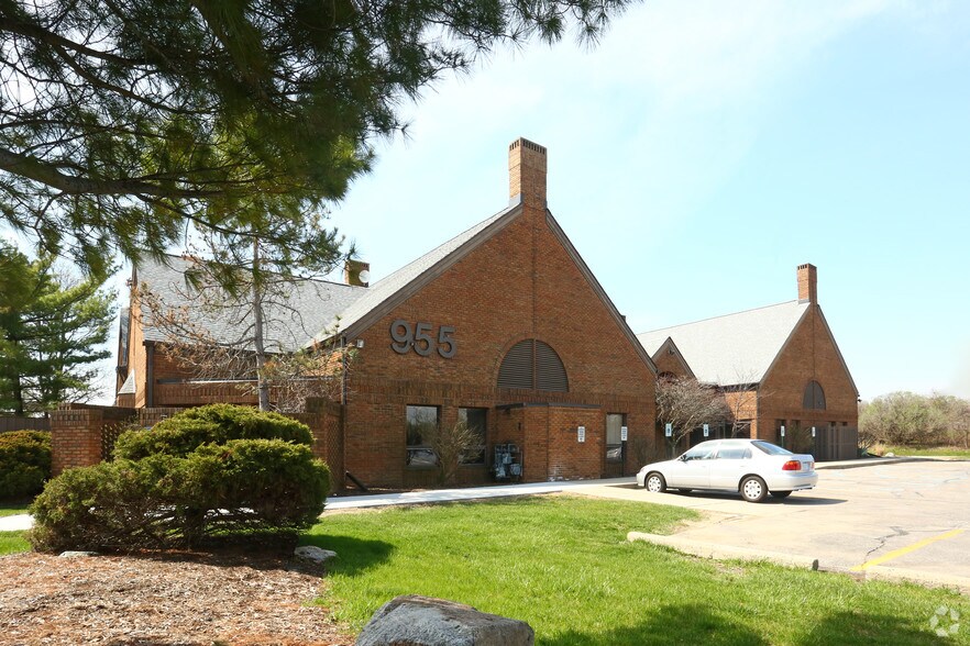 905 W Eisenhower Cir, Ann Arbor, MI à louer - Photo de l’immeuble – Image 2 sur 15