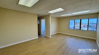 21024 Sherman Way, Canoga Park, CA à louer Photo intérieure– Image 1 sur 5