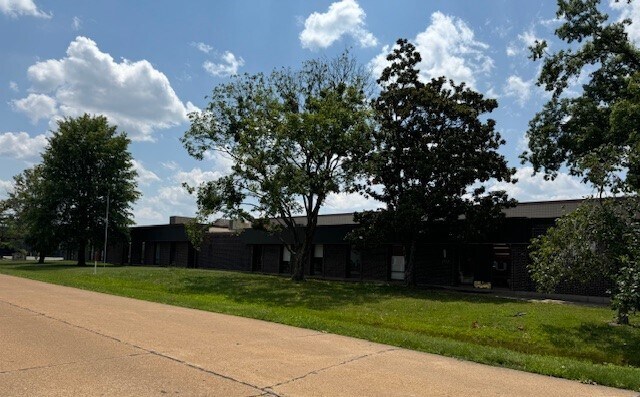 1717 Fenpark Dr, Fenton, MO à vendre - Photo de l’immeuble – Image 3 sur 8