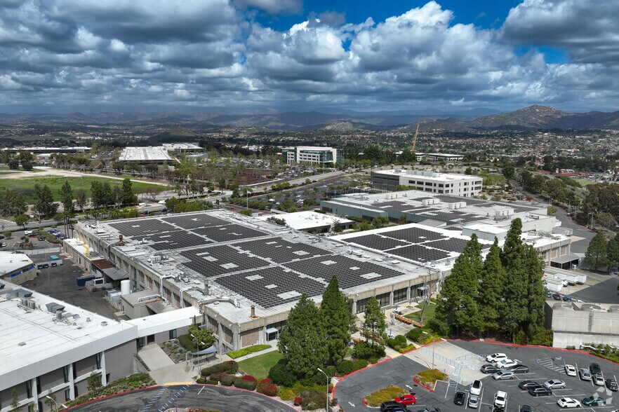 16399 W Bernardo Dr, San Diego, CA à louer - Photo de l’immeuble – Image 2 sur 6