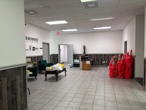 504 Capital Cir SE, Tallahassee, FL à louer Photo intérieure– Image 2 sur 15