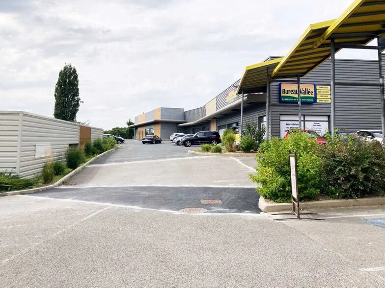Local commercial dans Trie-Château à louer - Photo de l’immeuble – Image 2 sur 4