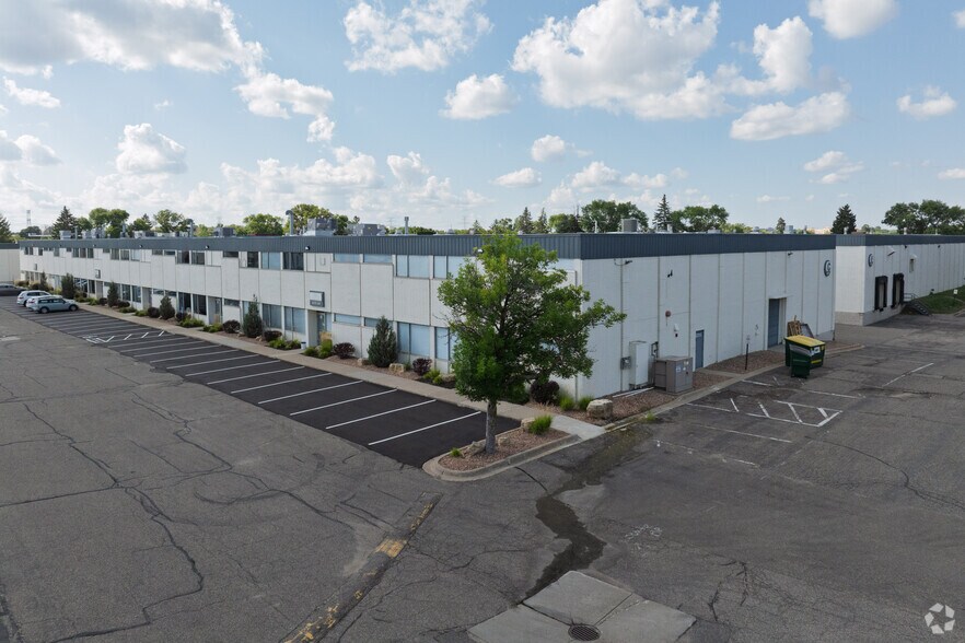 2010 E Center Cir, Plymouth, MN à louer - Photo de l’immeuble – Image 2 sur 4