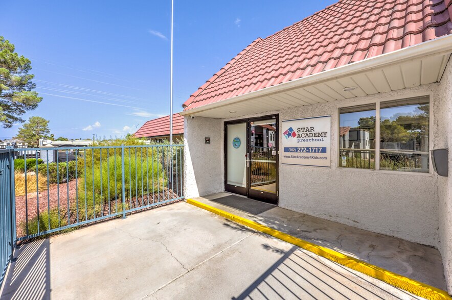 2560 N Green Valley Pky, Henderson, NV à vendre - Photo de l’immeuble – Image 2 sur 20