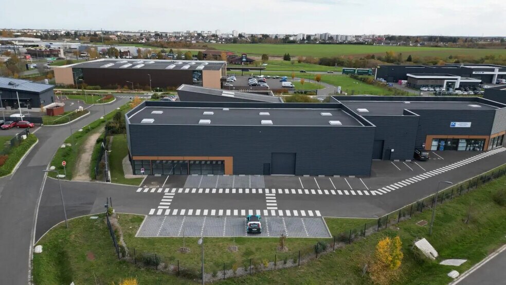 Local commercial dans Mainvilliers à louer - Photo de l’immeuble – Image 2 sur 13