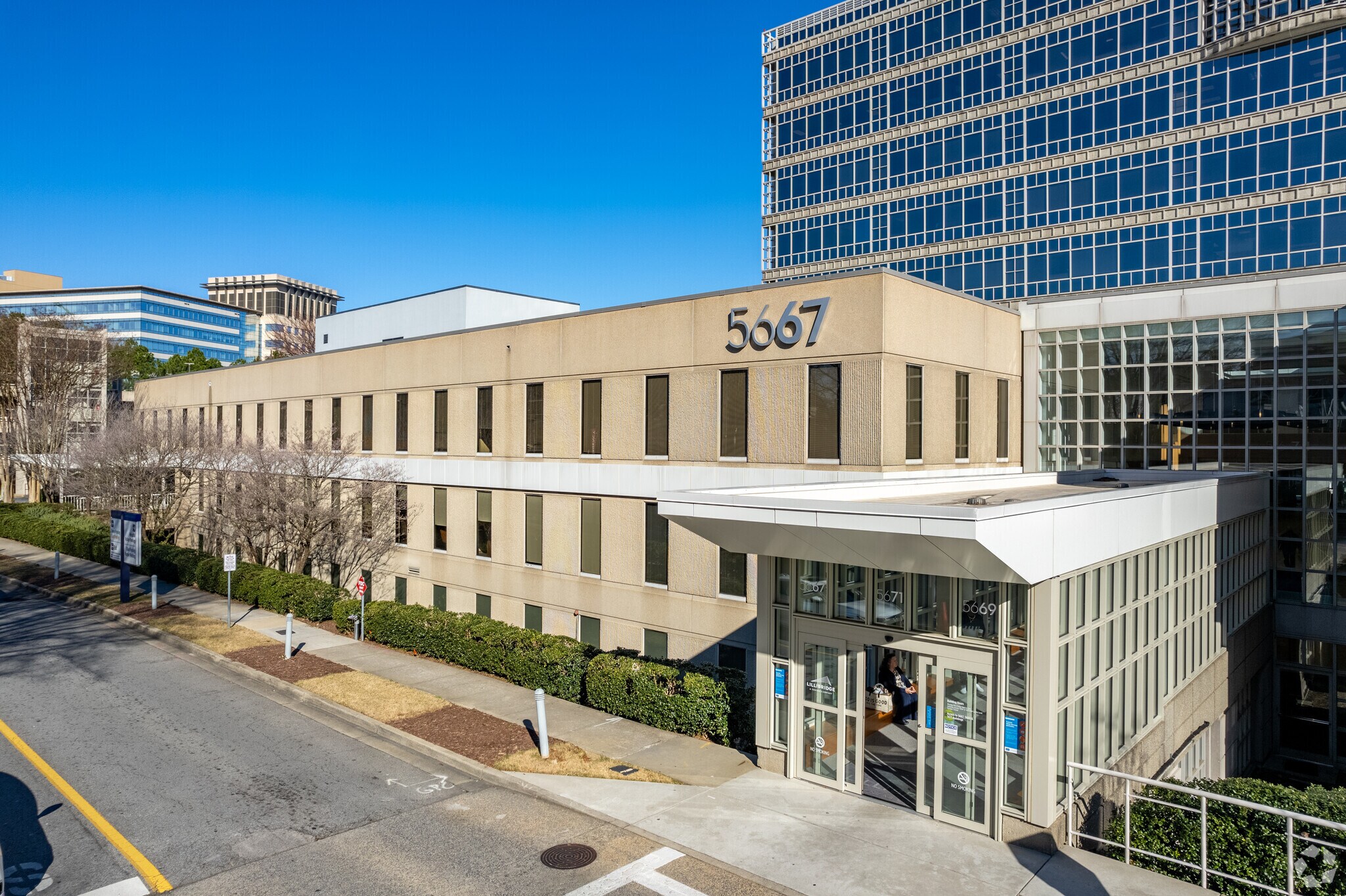 5667 Peachtree Dunwoody Rd, Atlanta, GA à louer Photo principale– Image 1 sur 17