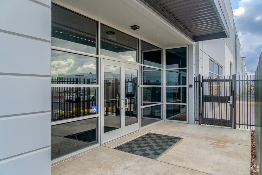 4450 Raley Blvd, Sacramento, CA à louer - Photo de l’immeuble – Image 3 sur 4
