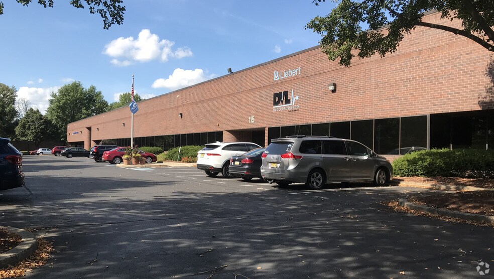 111 Sinclair Rd, Bristol, PA à louer - Photo de l’immeuble – Image 3 sur 5