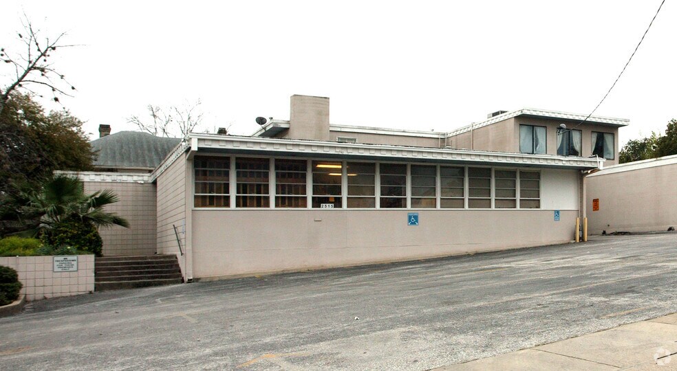 2515 McCullough Ave, San Antonio, TX à louer - Photo de l’immeuble – Image 2 sur 14
