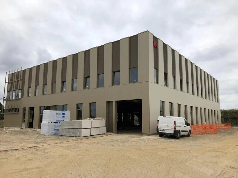 Local d’activités dans Tremblay-en-France à louer - Photo de l’immeuble – Image 3 sur 11