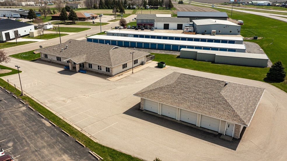 202 5th St SE, Kasson, MN à vendre - Photo de l’immeuble – Image 3 sur 36