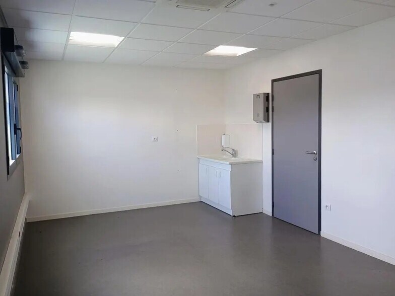 Bureau dans à louer - Photo intérieure – Image 2 sur 8