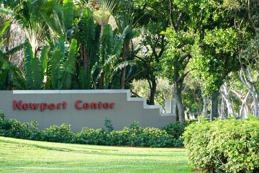1239 E Newport Center Dr, Deerfield Beach, FL à louer - Photo de l’immeuble – Image 2 sur 4